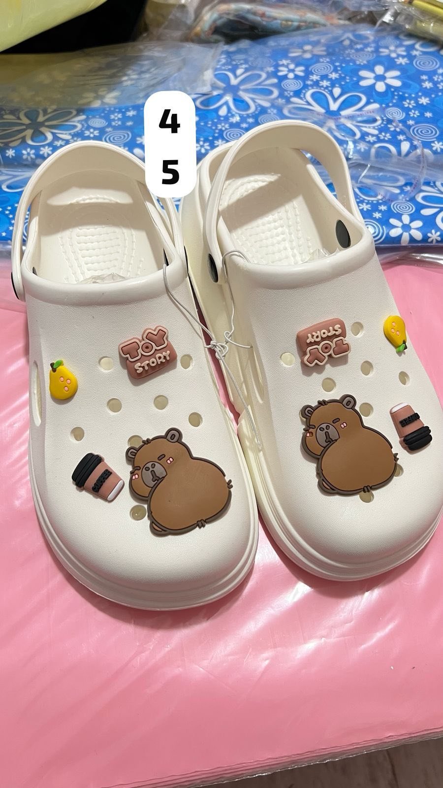 Crocs Blancas con Dijes Osito